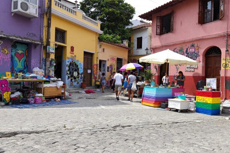 Visite de Rocinha, la plus grande favela du Brésil : politiques interventionnistes et culture locale