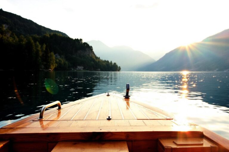 Lac Léman vs lac d'Annecy : lequel choisir pour vos vacances ?